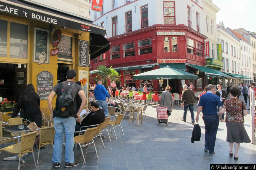 Als je van de Groenplaats richting de handschoenmarkt en de Grote Markt loopt kom je door de Jan Blomstraat. Dit is een straatje met veel restaurants en cafés.Tips: De attracties rond de Grote Markt in Antwerpen.